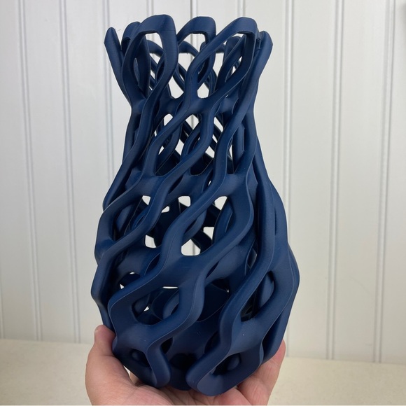 Sculptural Vase, Chain Vase, Wavy Openwork Decorative Vase - Picture 10 of 10
